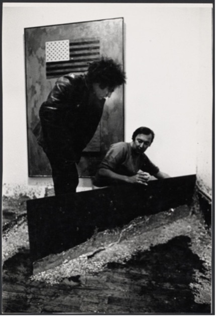 Richard Serra and Jasper Johns during the installation

of&nbsp;Splash Piece: Casting in Johns&rsquo;s studio, 1969.

Photo:&nbsp;Gianfranco Gorgoni. &copy; Estate of Gianfranco Gorgoni